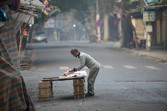 Người dân Thủ đô mua muối lấy may ngày mùng 1 Tết ảnh 8